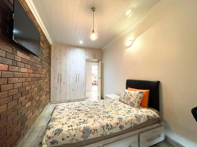 6 Bedroom Property for Sale in Chatsworth Western Cape
